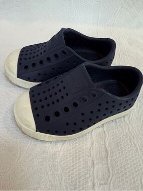 NATIVE JEFFERSON WATERPROOF SLIP-ON SHOES TODDLER SIZE C5 NAVY